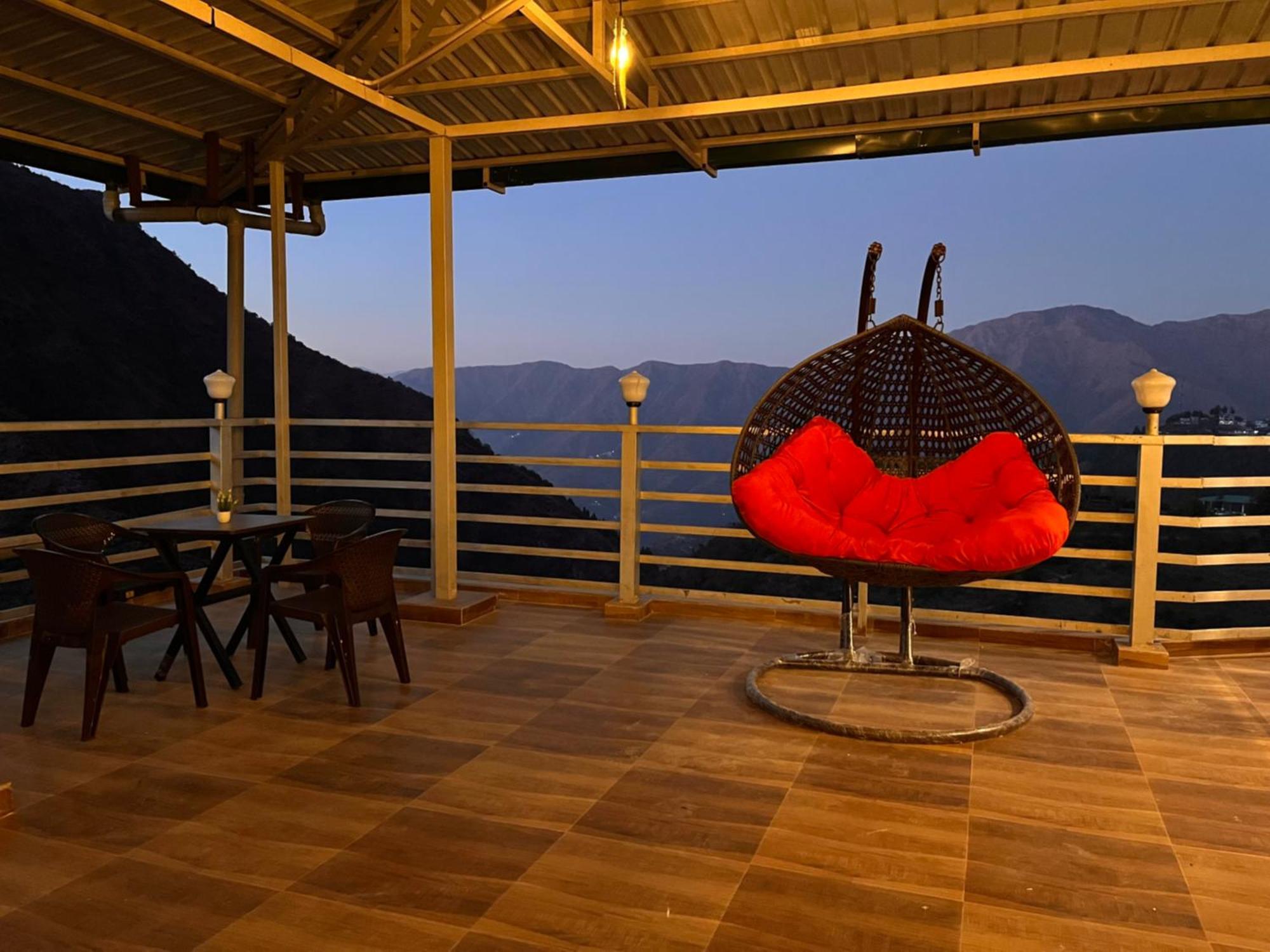Sitara Hotel & Resort In The Lap Of Nature, 무소리에 외부 사진