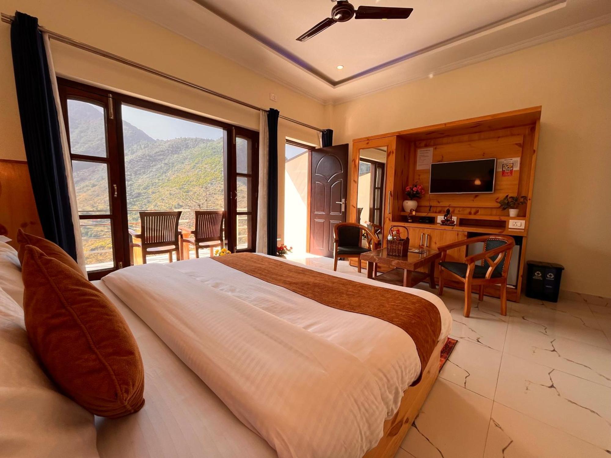Sitara Hotel & Resort In The Lap Of Nature, 무소리에 외부 사진