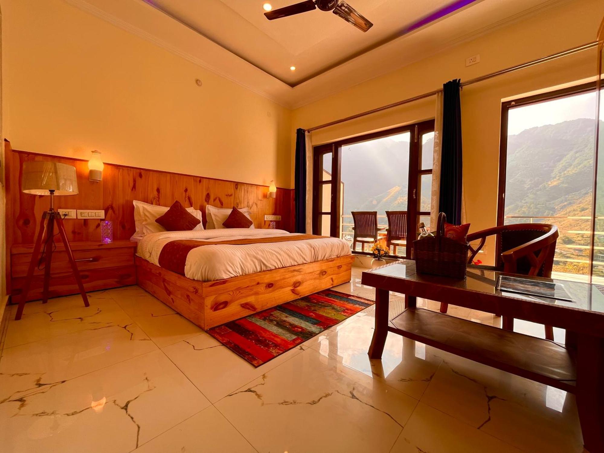 Sitara Hotel & Resort In The Lap Of Nature, 무소리에 외부 사진