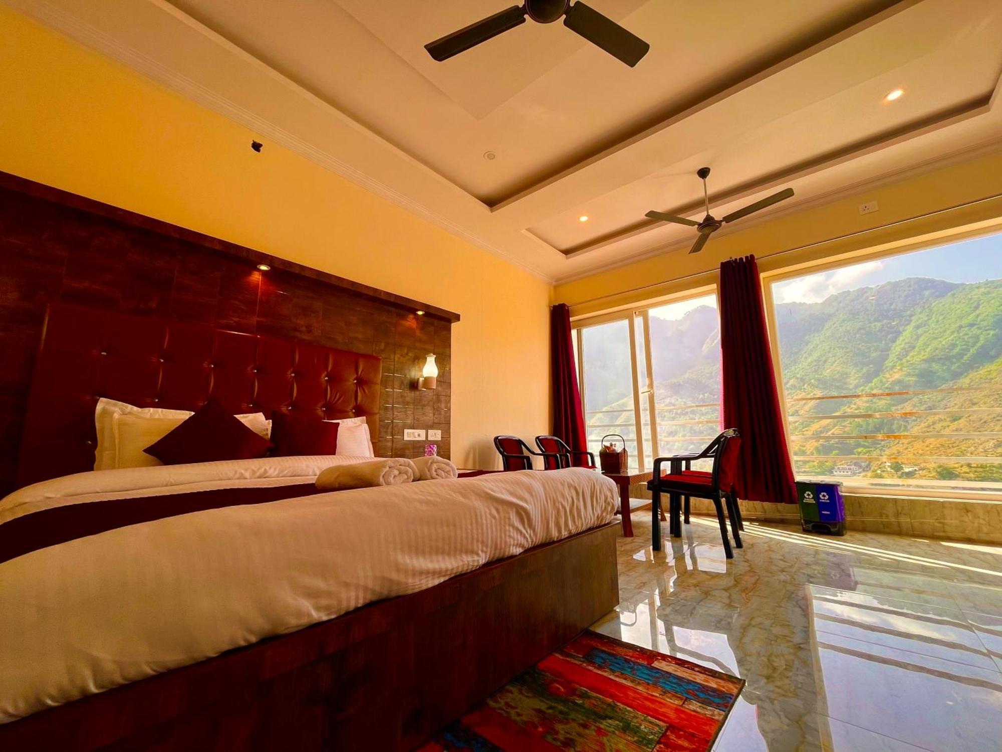 Sitara Hotel & Resort In The Lap Of Nature, 무소리에 외부 사진