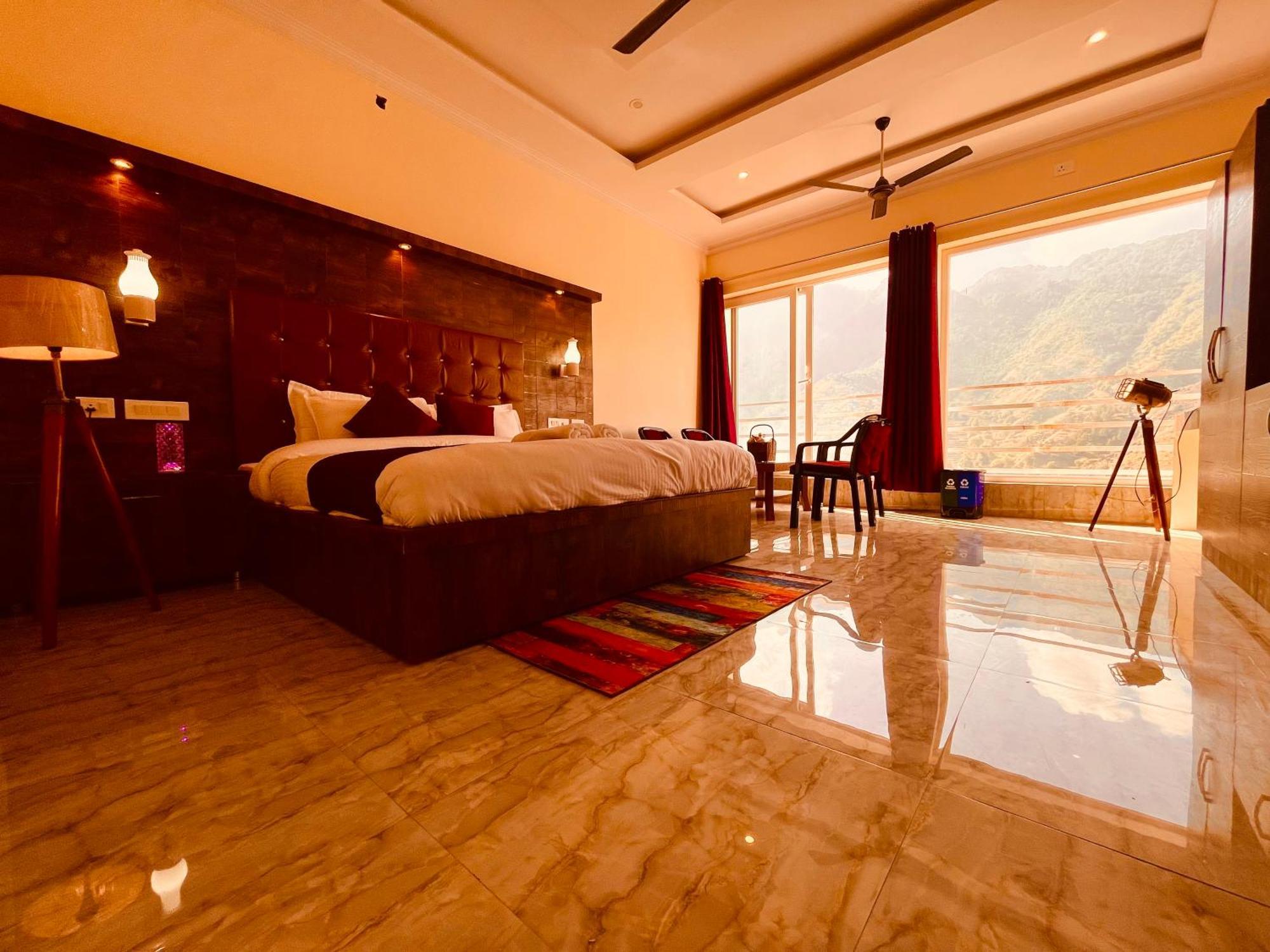 Sitara Hotel & Resort In The Lap Of Nature, 무소리에 외부 사진