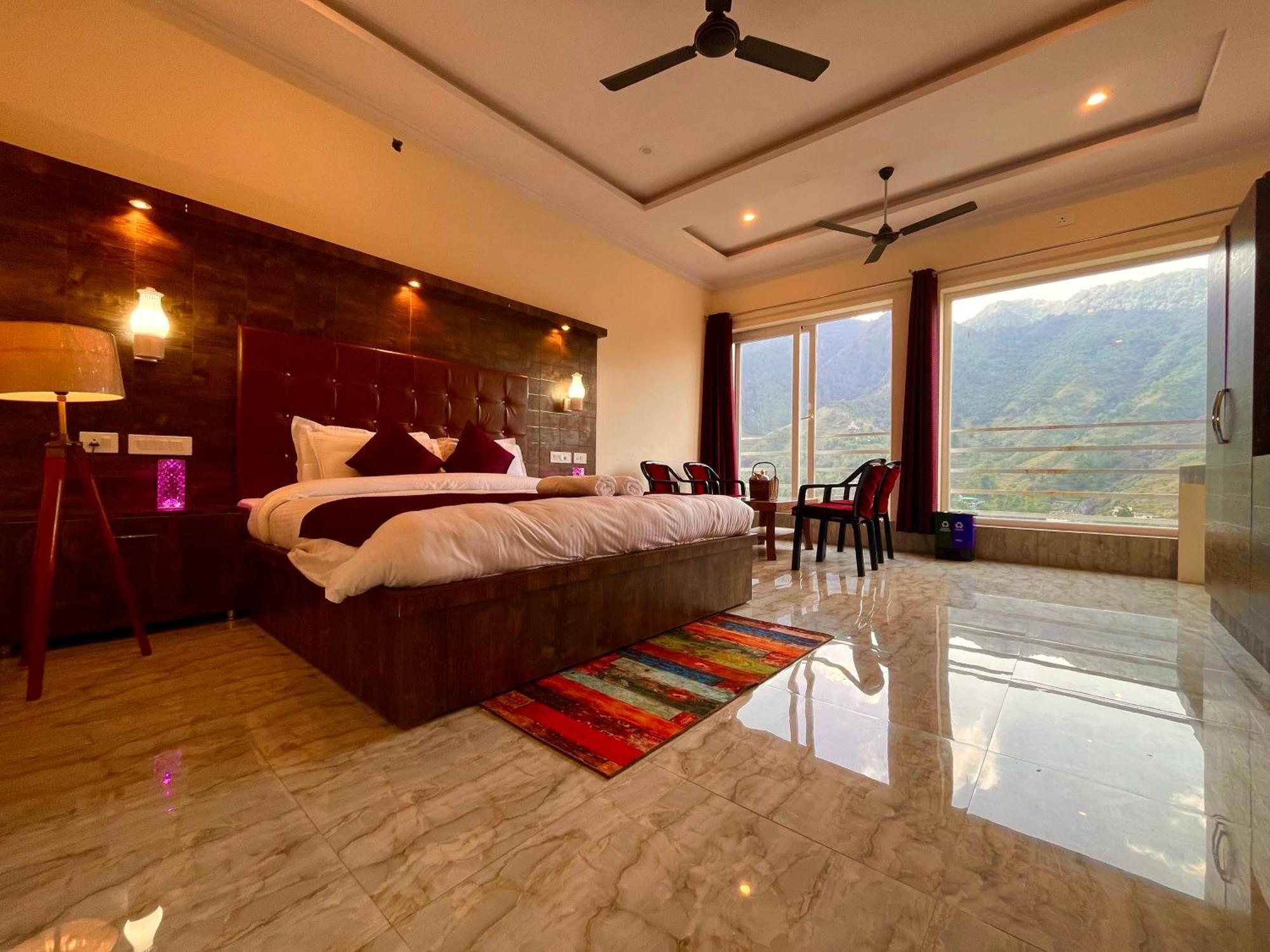 Sitara Hotel & Resort In The Lap Of Nature, 무소리에 외부 사진
