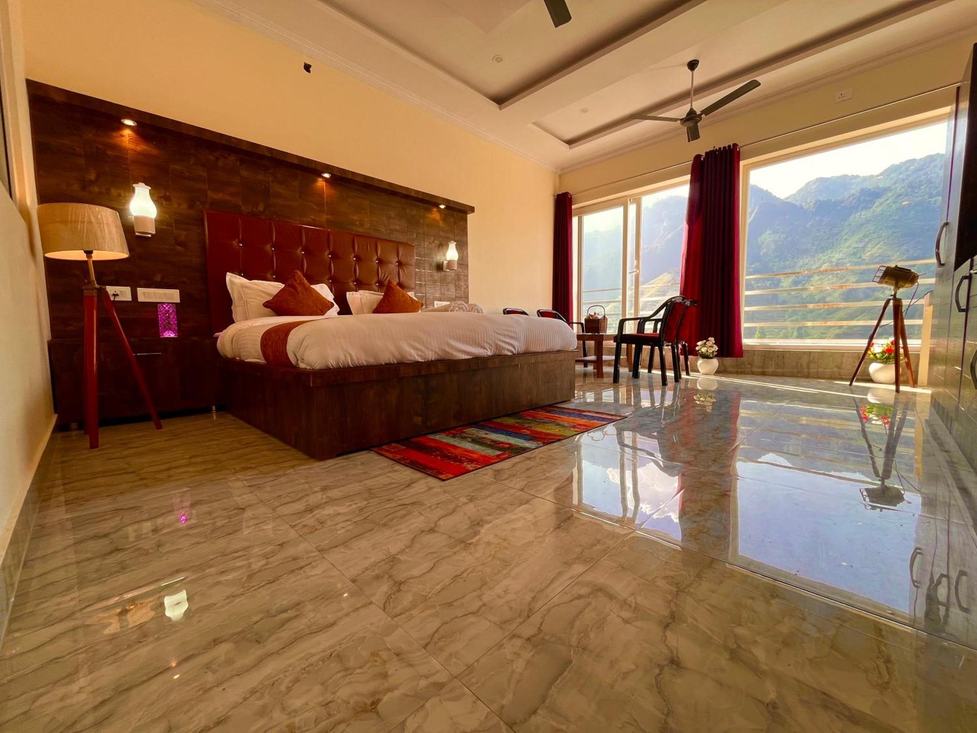 Sitara Hotel & Resort In The Lap Of Nature, 무소리에 외부 사진