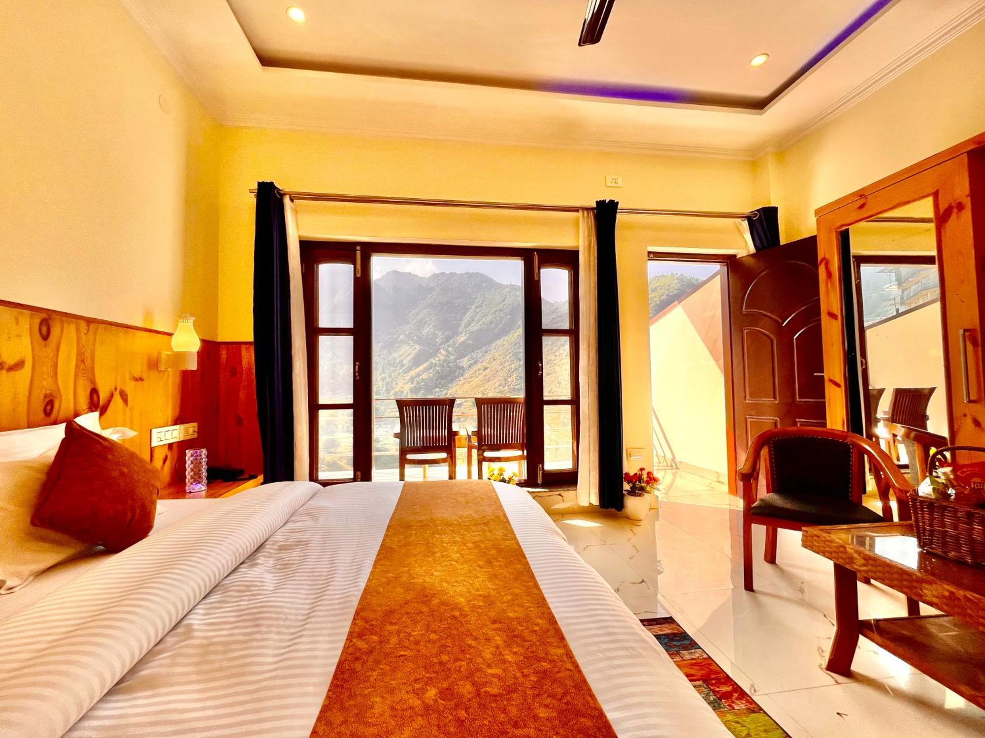 Sitara Hotel & Resort In The Lap Of Nature, 무소리에 외부 사진