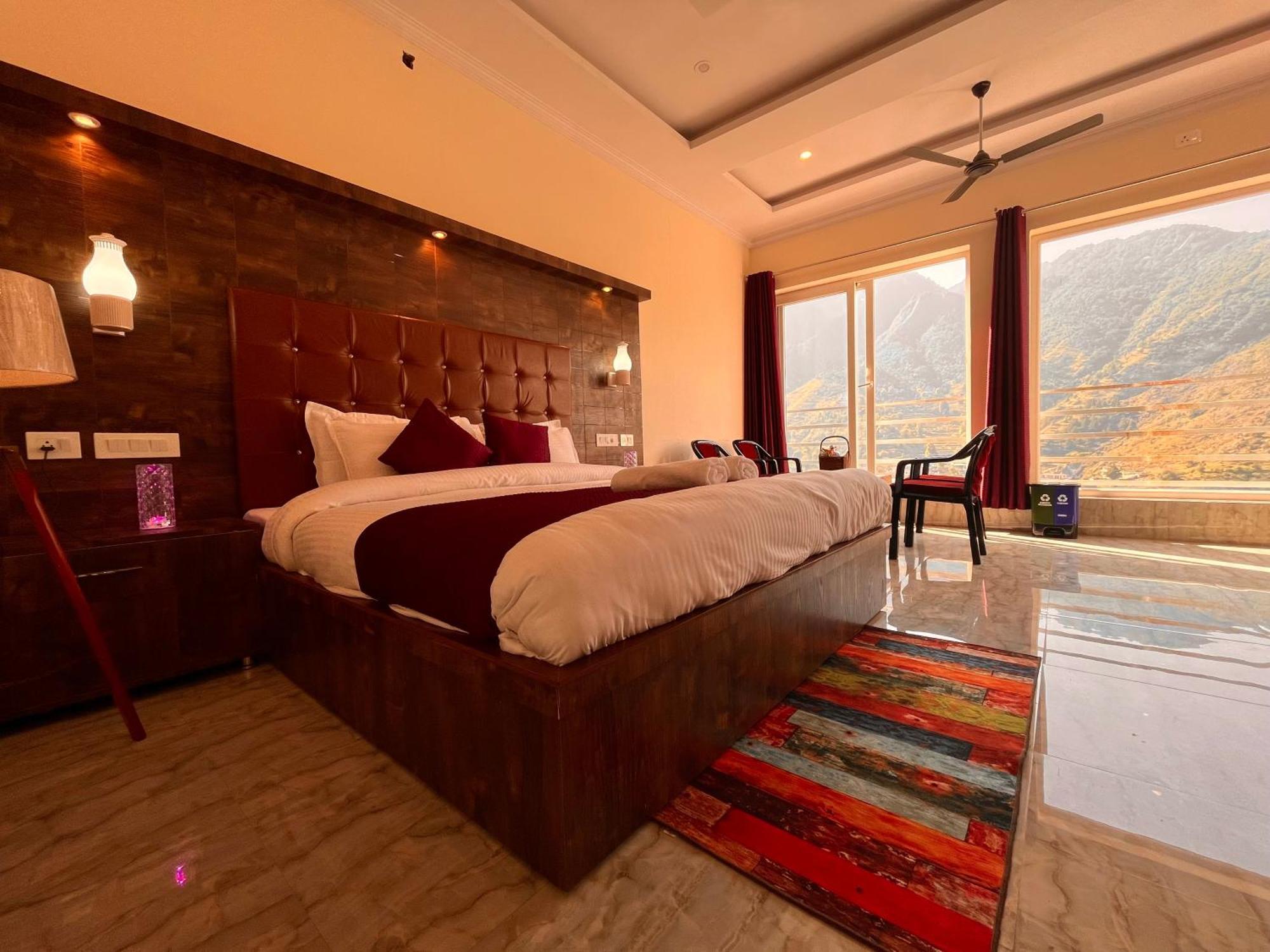 Sitara Hotel & Resort In The Lap Of Nature, 무소리에 외부 사진