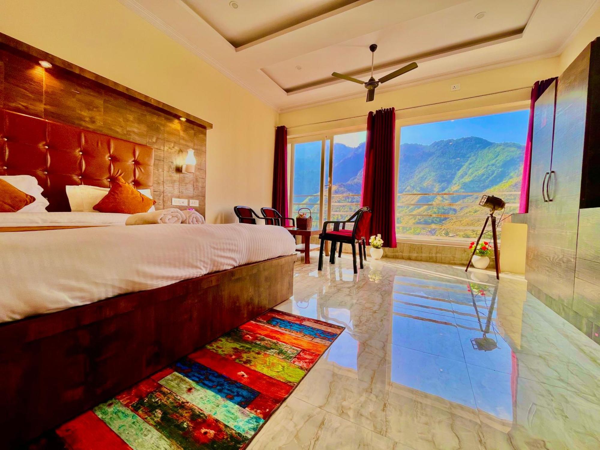 Sitara Hotel & Resort In The Lap Of Nature, 무소리에 외부 사진