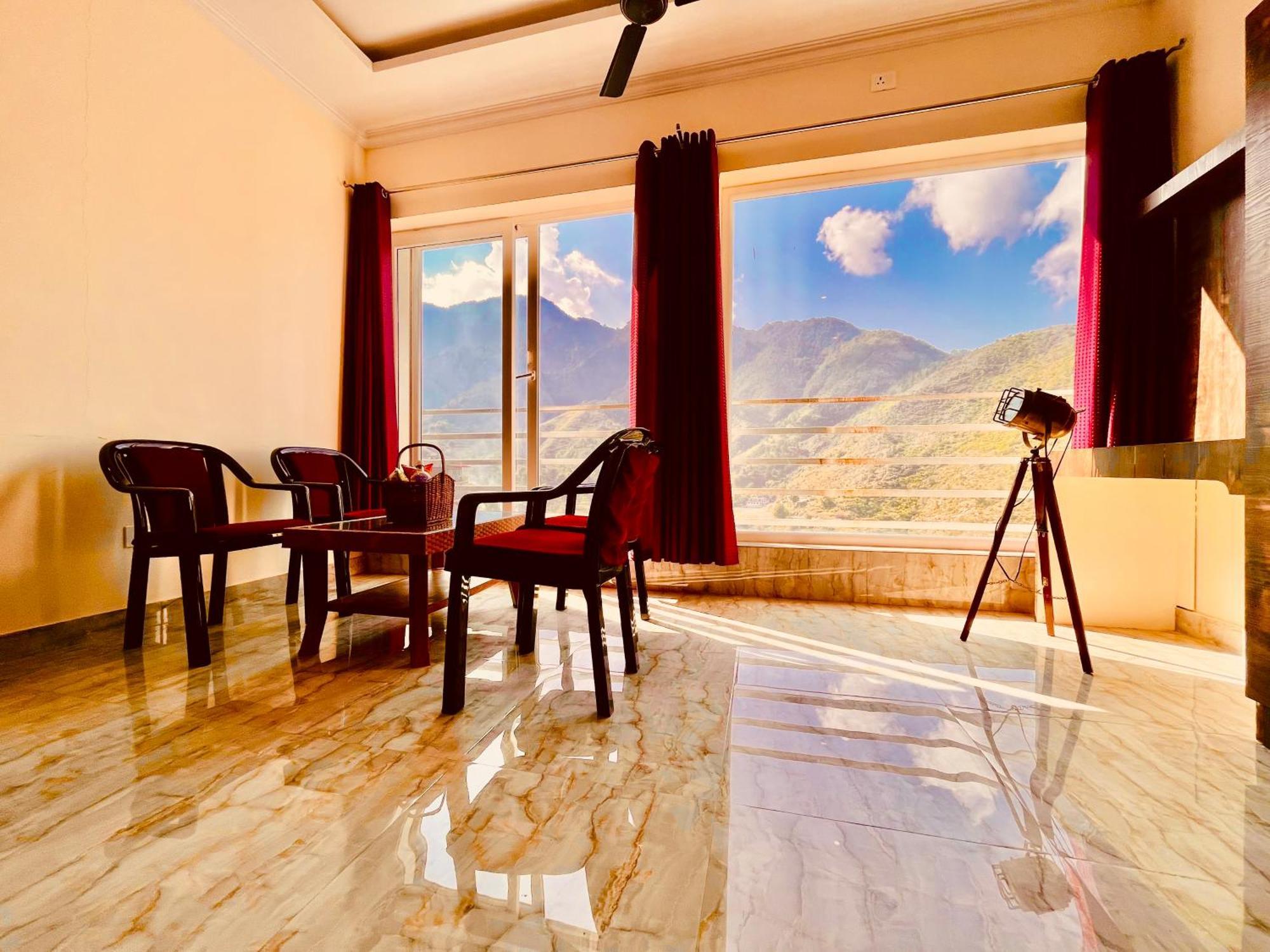 Sitara Hotel & Resort In The Lap Of Nature, 무소리에 외부 사진