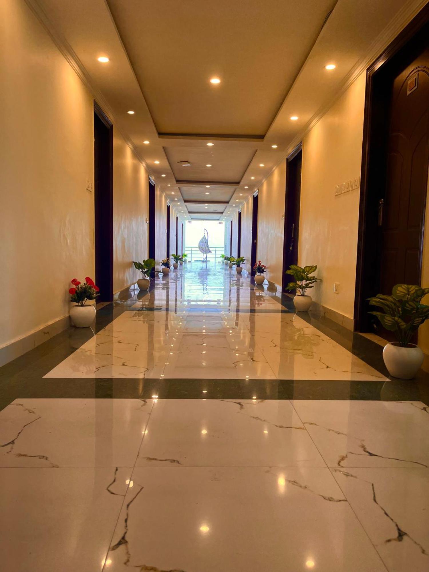Sitara Hotel & Resort In The Lap Of Nature, 무소리에 외부 사진
