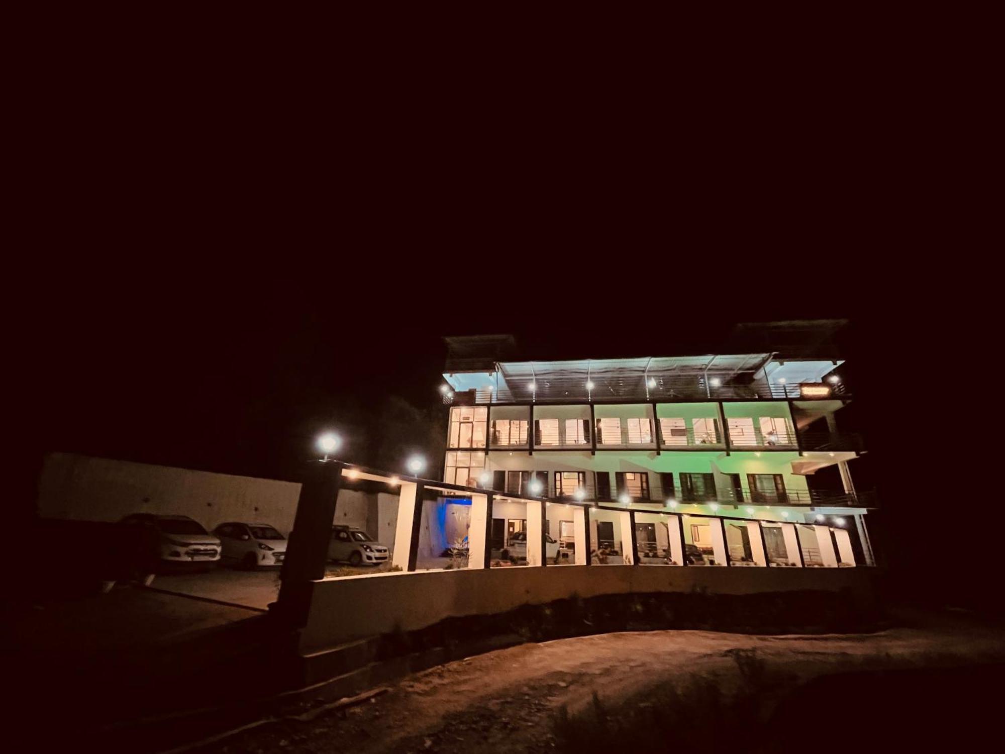 Sitara Hotel & Resort In The Lap Of Nature, 무소리에 외부 사진