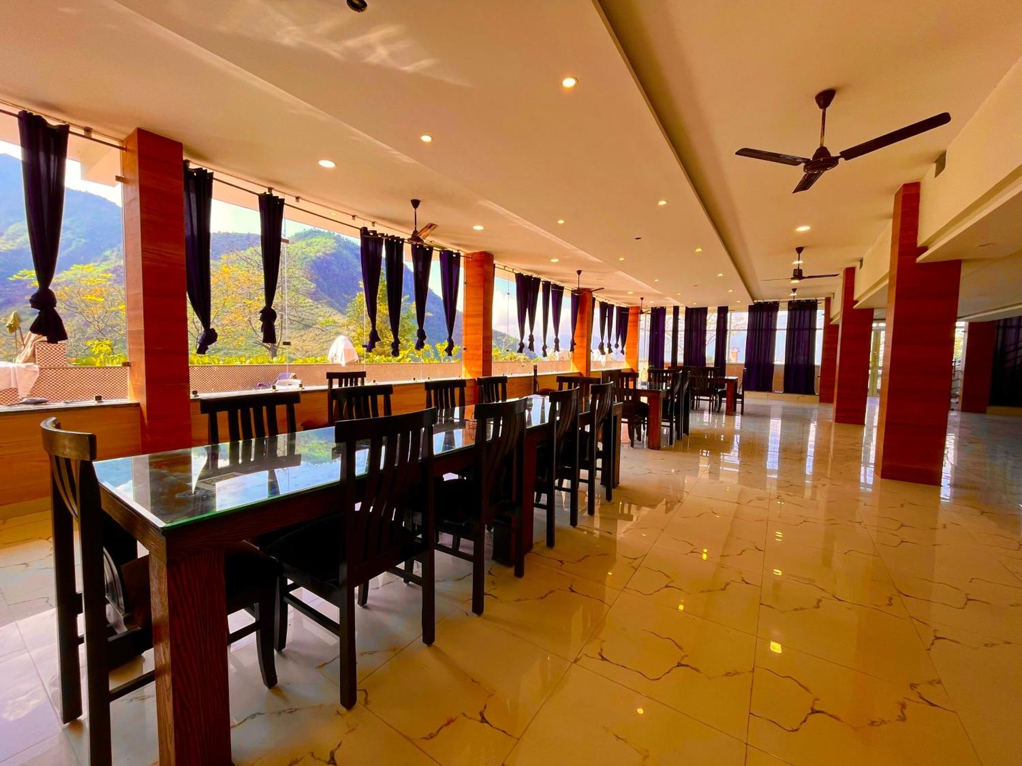 Sitara Hotel & Resort In The Lap Of Nature, 무소리에 외부 사진