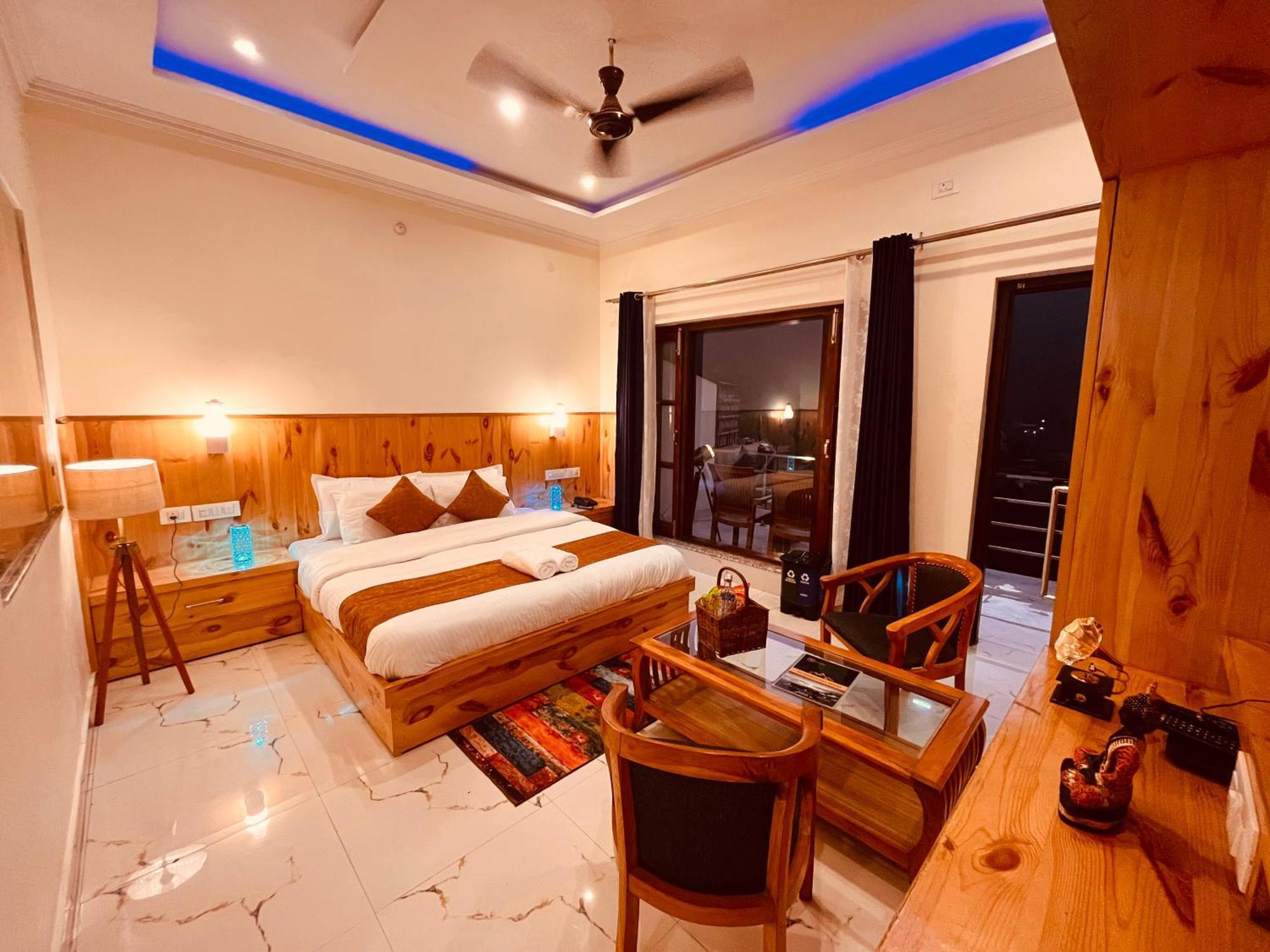 Sitara Hotel & Resort In The Lap Of Nature, 무소리에 외부 사진
