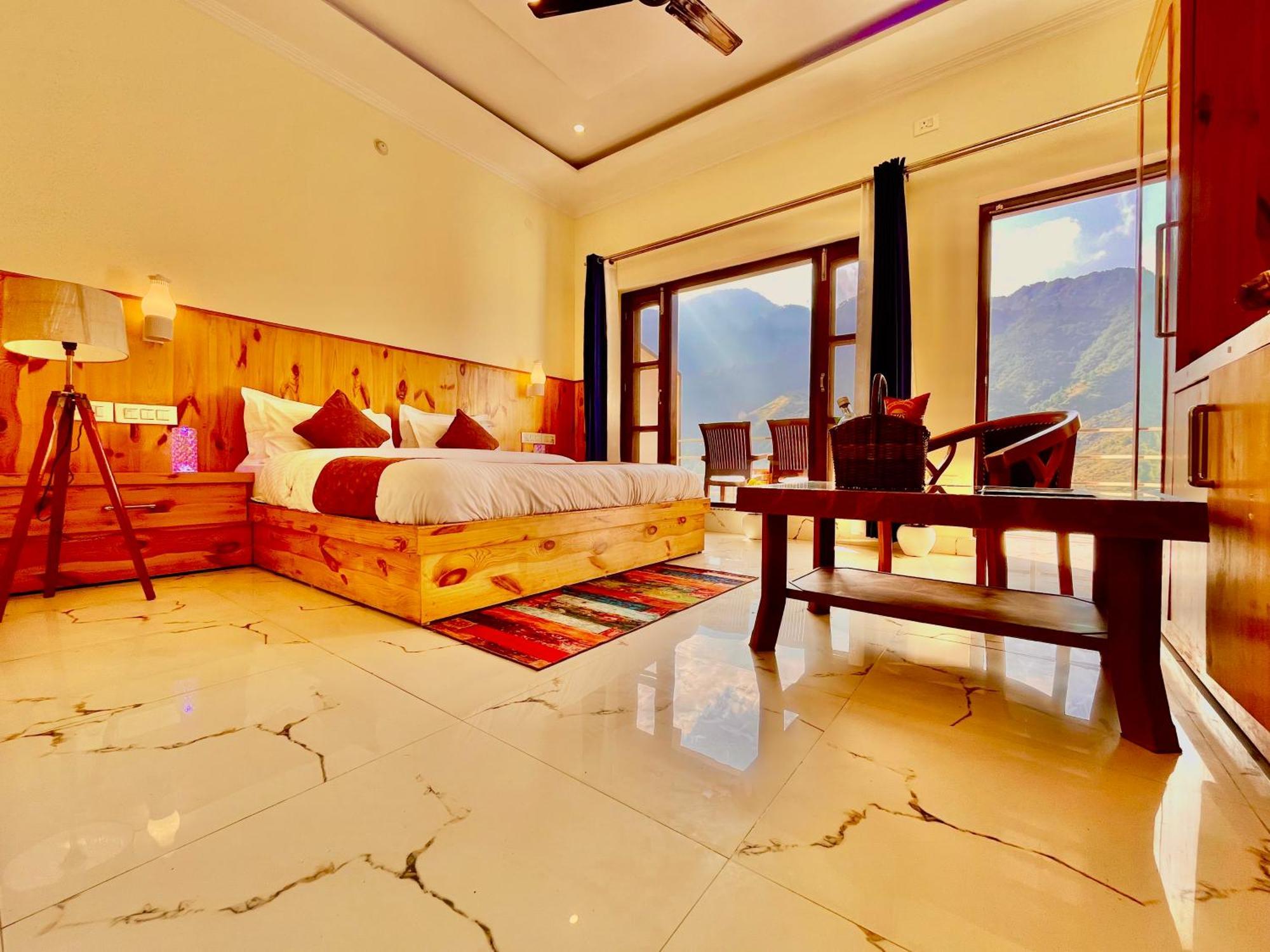 Sitara Hotel & Resort In The Lap Of Nature, 무소리에 외부 사진