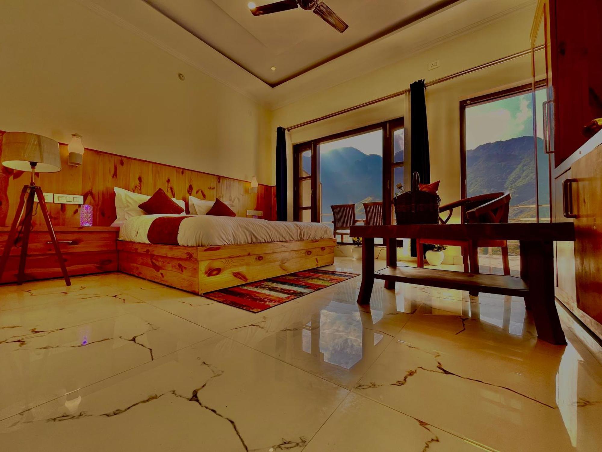 Sitara Hotel & Resort In The Lap Of Nature, 무소리에 외부 사진