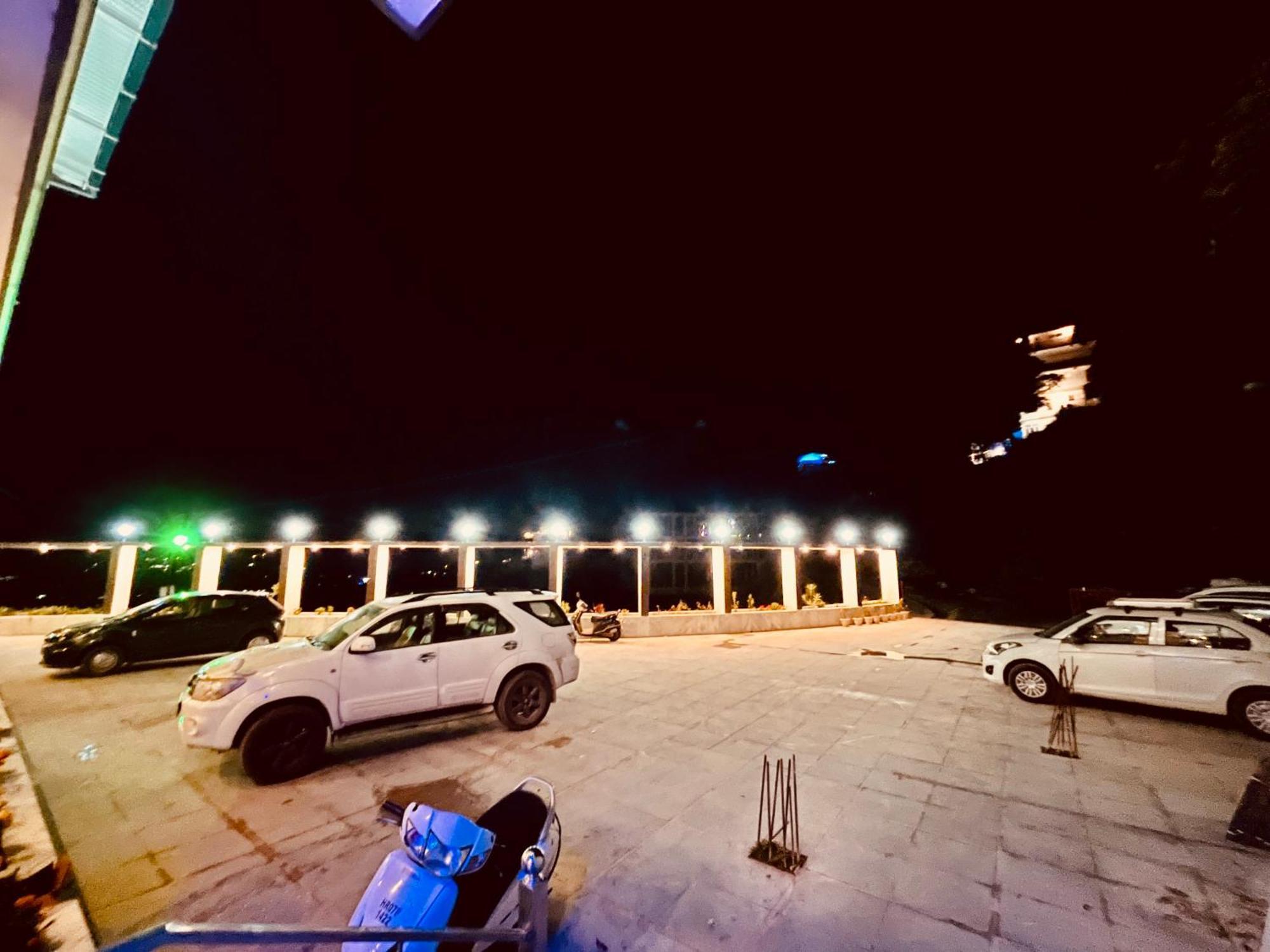 Sitara Hotel & Resort In The Lap Of Nature, 무소리에 외부 사진