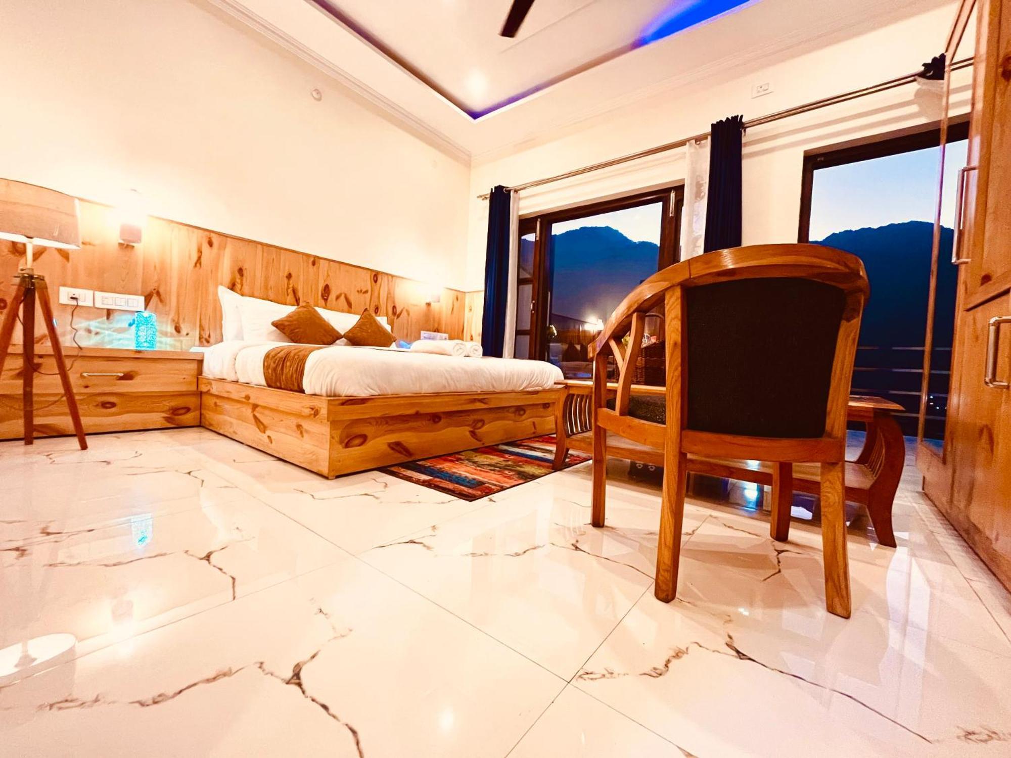 Sitara Hotel & Resort In The Lap Of Nature, 무소리에 외부 사진