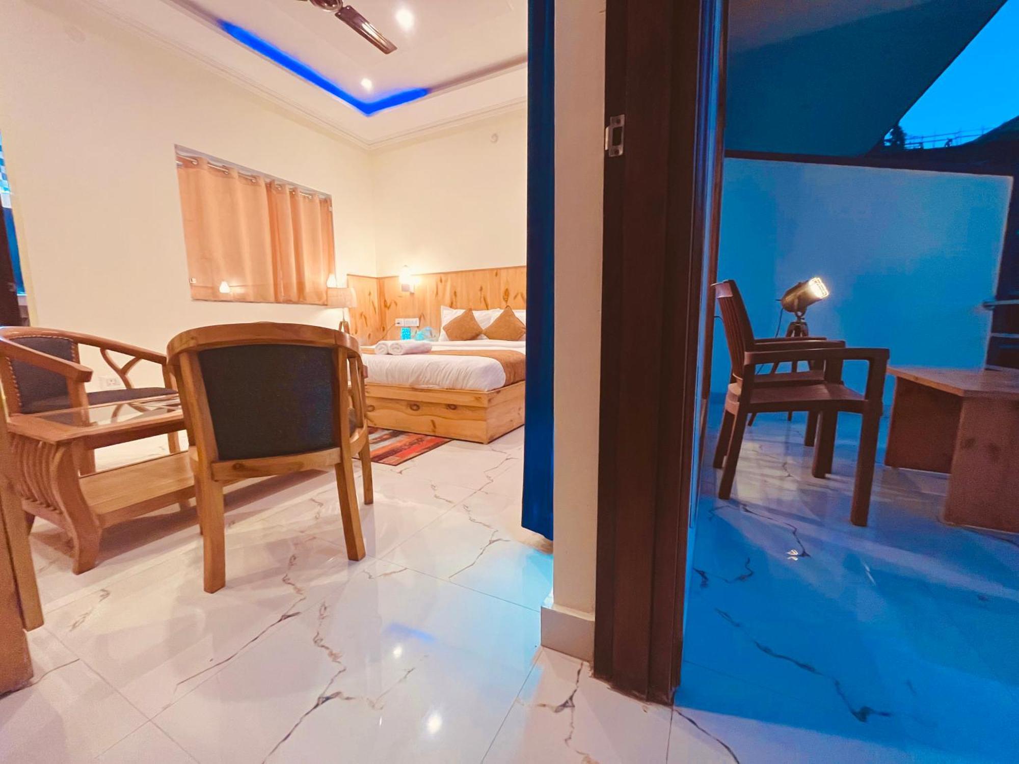 Sitara Hotel & Resort In The Lap Of Nature, 무소리에 외부 사진